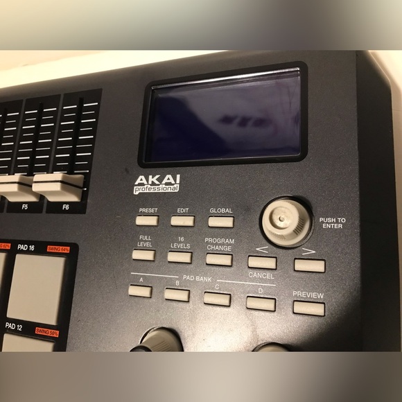 AKAI PROFESSIONAL MPD26 USB/MIDI Pad Control Mixer Music Beats Hiphop Edm Trance - Picture 9 of 15